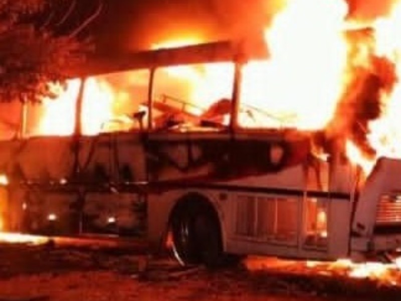 Se incendian dos autobuses en patio de resguardo