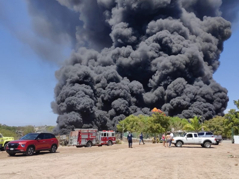 Se incendian 4 pipas con combustible en Culiacán