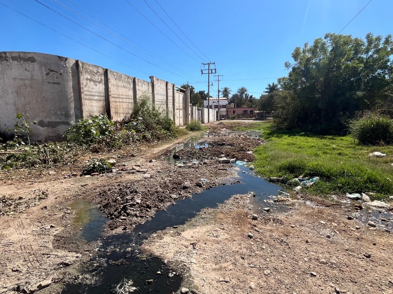 Se inunda de aguas negras la colonia Delicias en Guasave