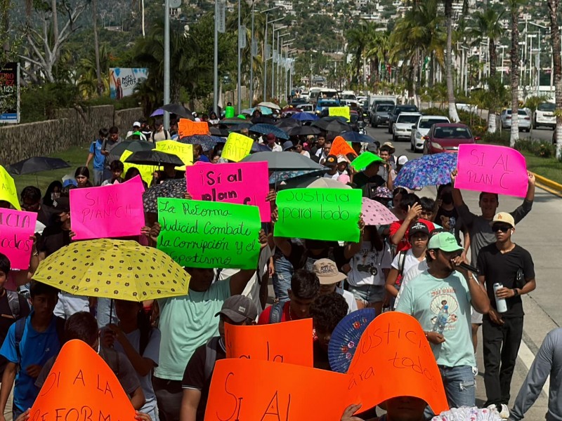 Se manifiestan estudiantes en Guerrero a favor de reforma judicial