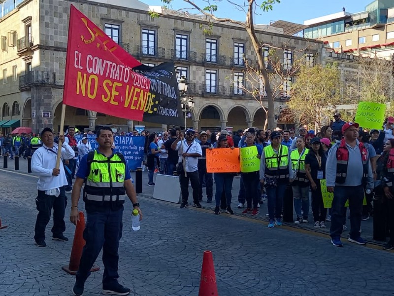 Se manifiestan trabajadores el SIAPA por mejores condiciones laborales