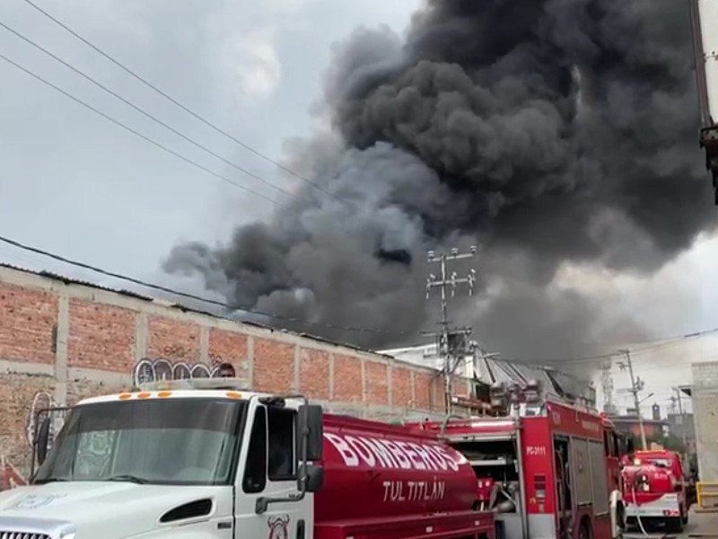 Se registra incendio en fábrica de colchones en EdoMex