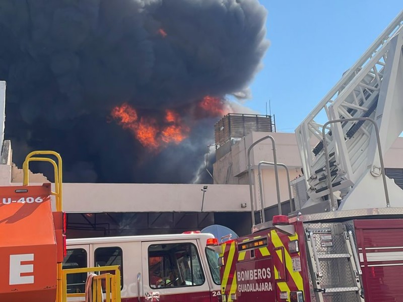 Se registra incendio en Lázaro Cárdenas y Fuelle