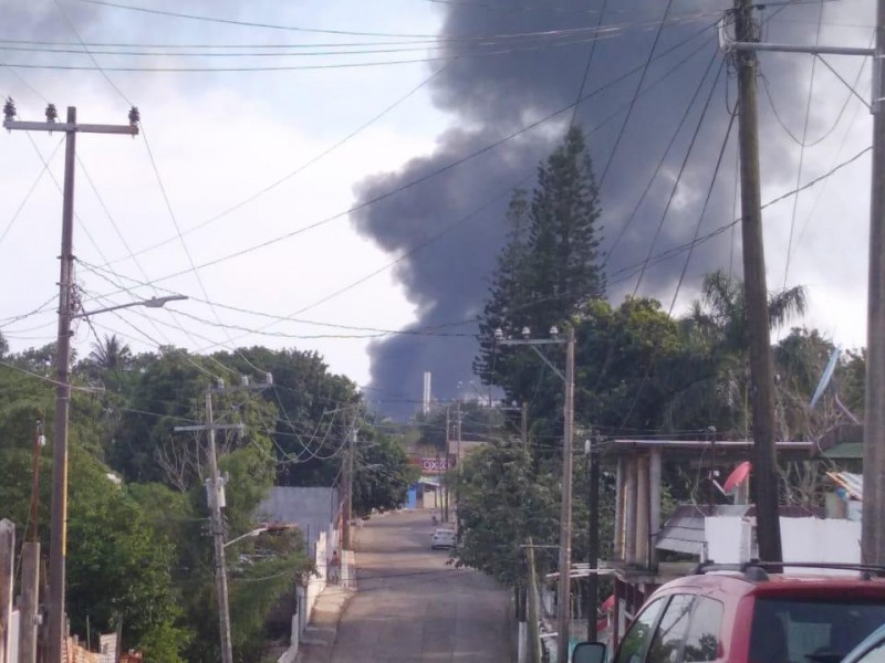 Se registran explosiones en refinería de Minatitlán