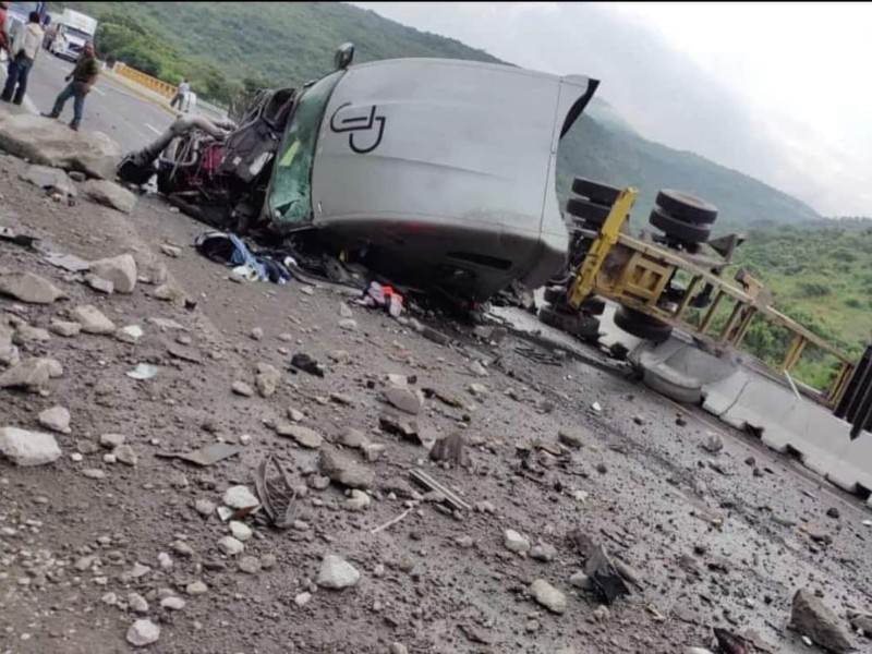 Se registró la volcadura de un tráiler sobre carretera Gdl-Colima