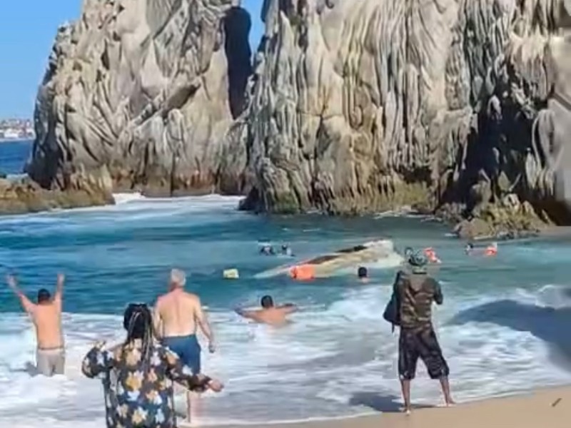 Se vuelca embarcación en Playa del Amor, Cabo San Lucas