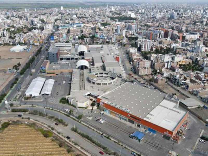 Seis muertos deja desplome de centro comercial en Perú