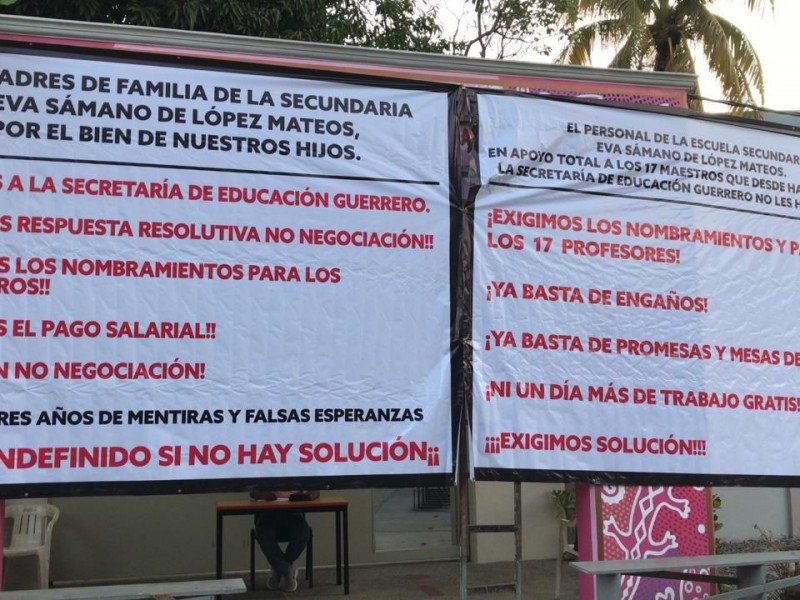 Seis secundarias de Zihuatanejo y Petatlán siguen tomadas por padres
