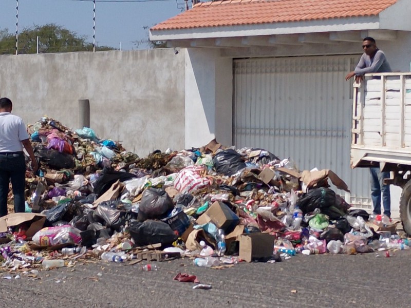 Sindicalizados radicalizan acciones; basura, bandera de protestas en Salina Cruz