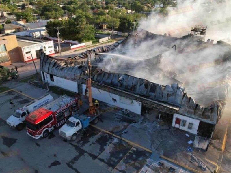 Sofocan incendio bodega y tienda autoservicio en Tamaulipas