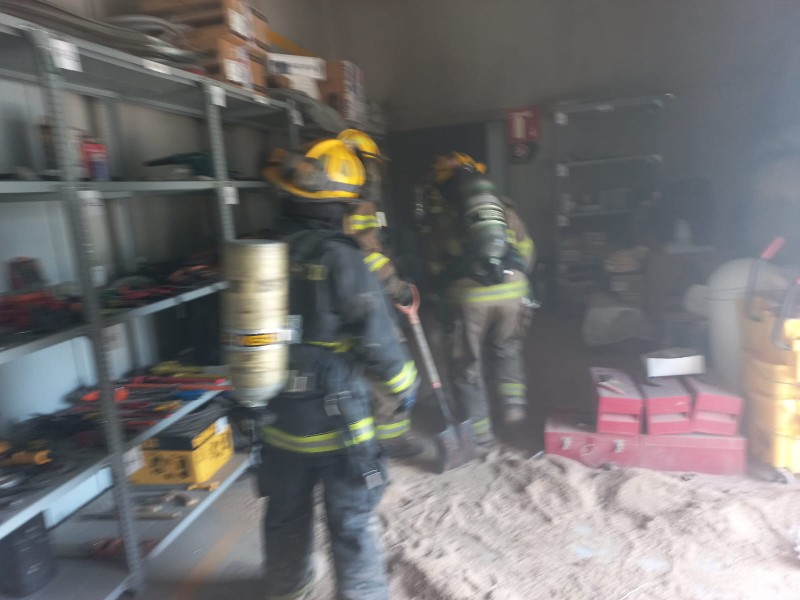 Sofocan incendio en bodega de centro comercial en Tlajomulco