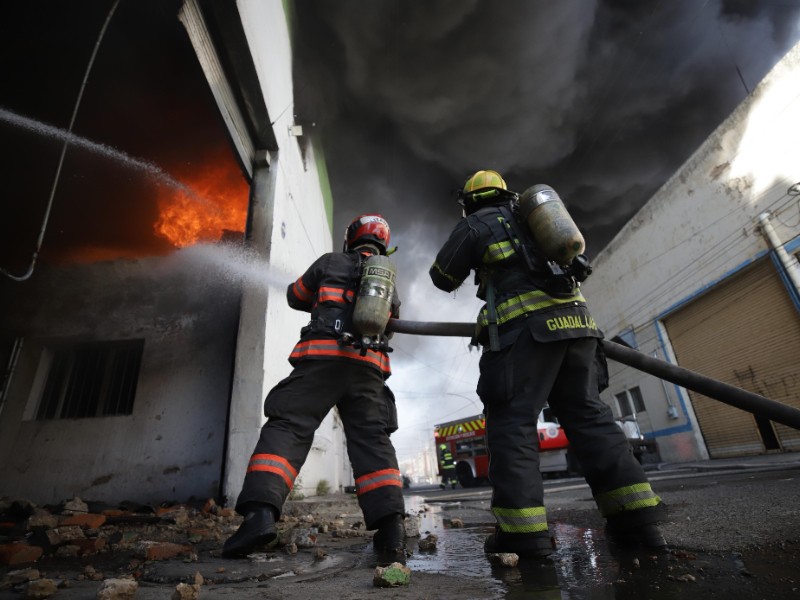 Sofocan incendio en dos fábricas de la colonia San Carlos