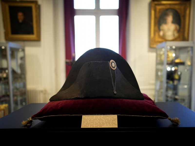 Subastan uno de los sombreros bien conservados de Napoleón