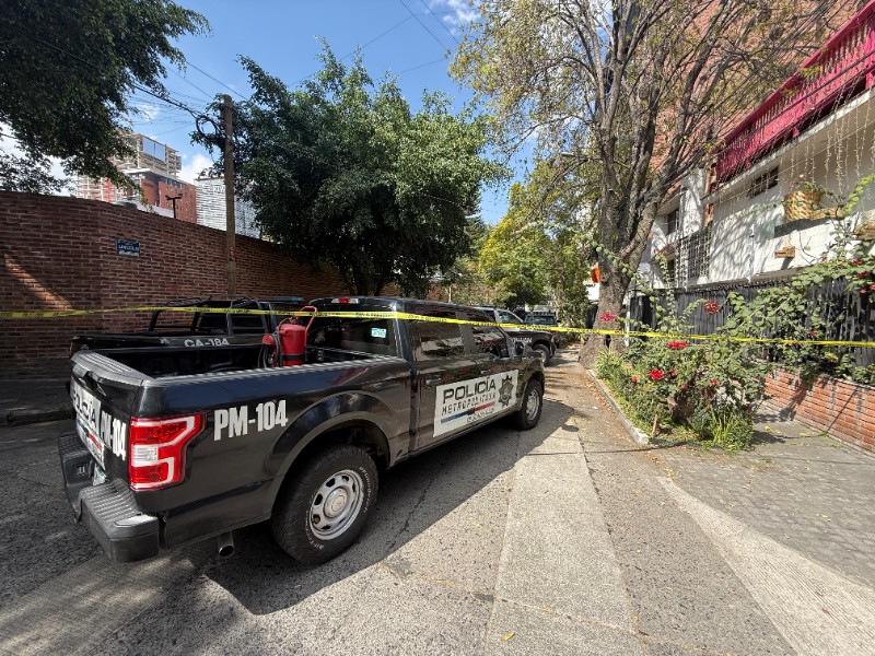 Sujeto ingresó a edificio de Yox y agredió oficiales