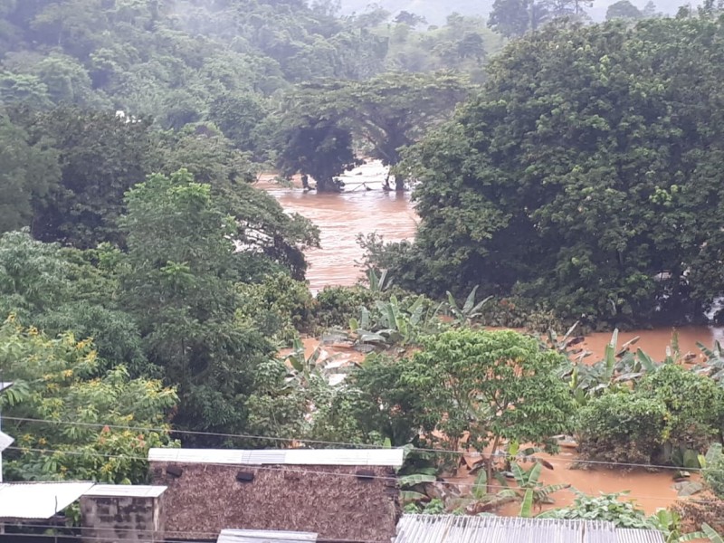Suman 13 muertos por lluvias en Oaxaca