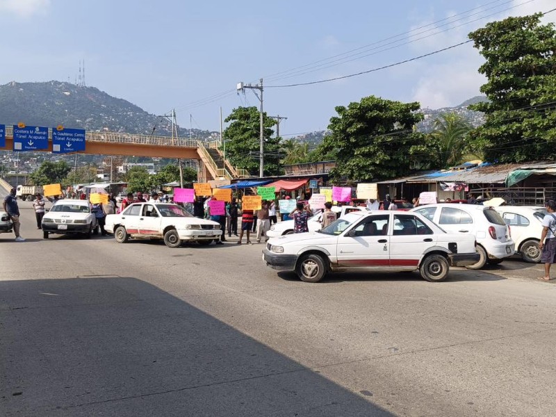 Taxistas bloquean calle para exigir justicia por sus compañeros asesinados