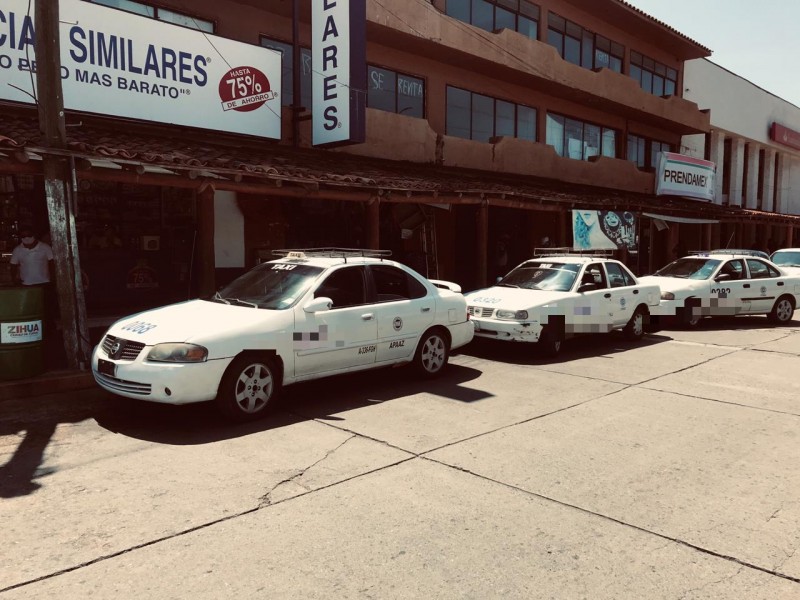 Taxistas improvisan sitio en centro de Zihuatanejo, comerciantes molestos