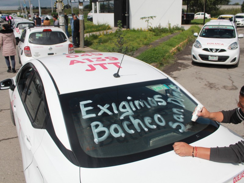 Taxistas reclaman vialidades transitables en San Antonio la Isla