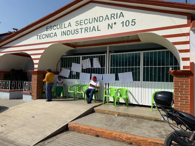 Toman Técnica 105, denuncian desplazamiento de personal