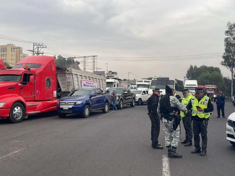 Transportistas bloquean la México-Pachuca