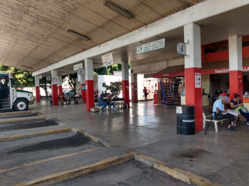 Transportistas y comerciantes recienten falta de pasajeros en Los Rojos
