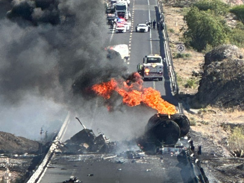 Tras choque explotan pipas con combustible en autopista Cuacnopalan