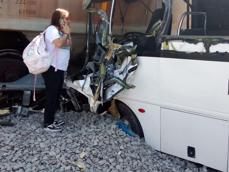 Tren impactó a autobús de personal en Lomas del Sur