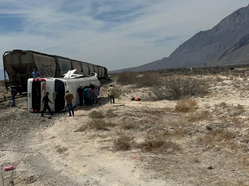 Tren se lleva a autobús de pasajeros en Cuatro Ciénegas