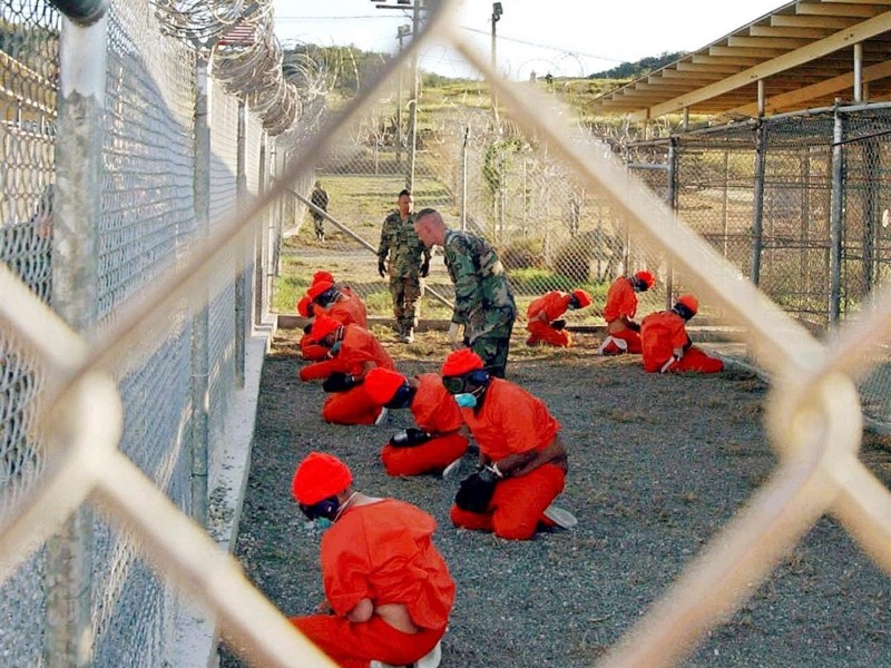 Tropas de EE.UU. llegan a Guantánamo, alistan celdas para migrantes