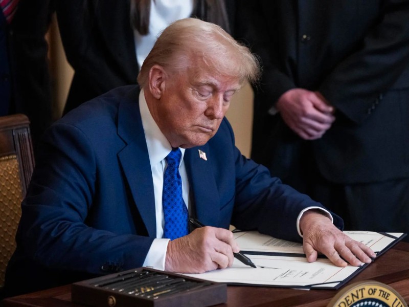 Trump firma ley para detener a migrantes por delitos menores