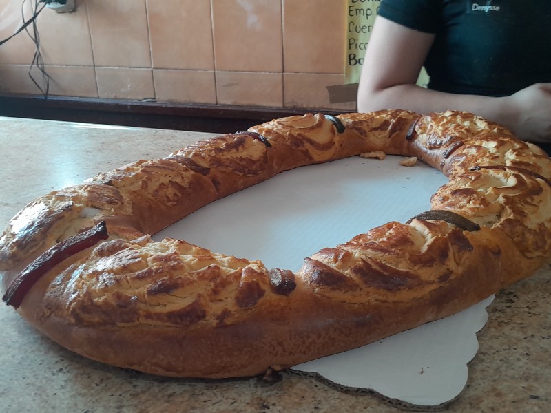 Disfrutan del sabor tradicional de la rosca de reyes