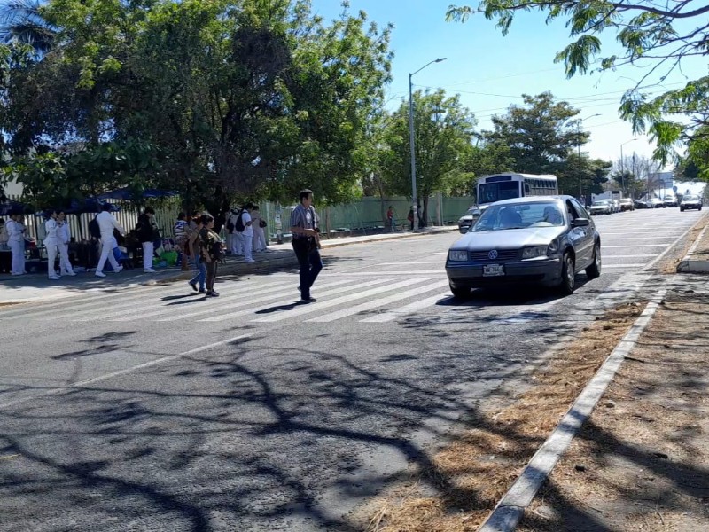 Urge auxilio vial en cruce peligroso de avenida Camino Real