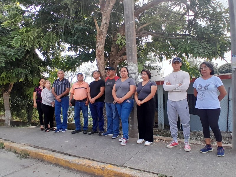 Urgen en Fovissste Lomas instalación de luminarias; hasta compraron material