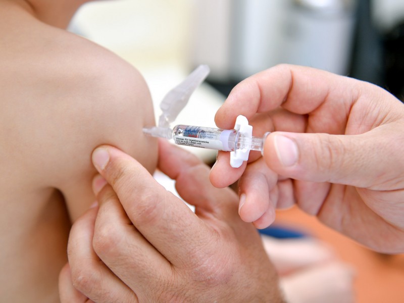 Urgen remontar rezago en vacunación contra el sarampión