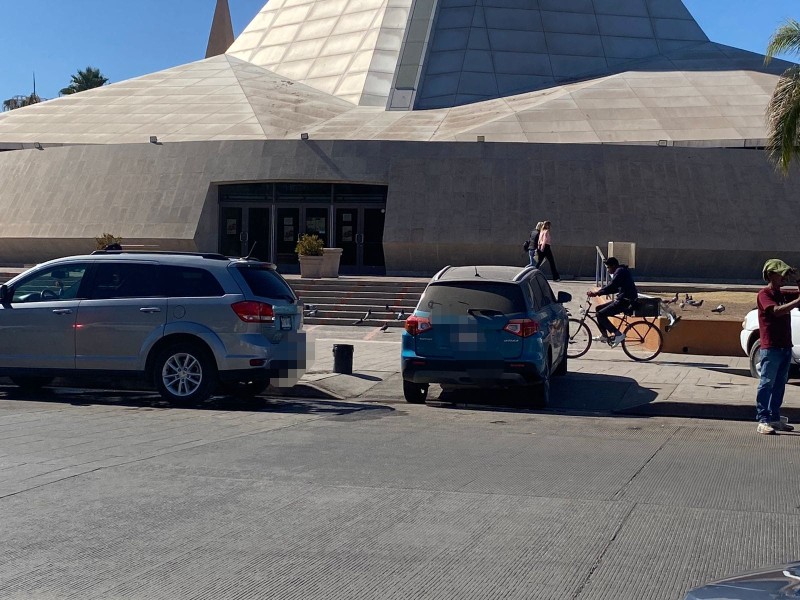 Usan rampas como estacionamiento en primer cuadro de Obregón