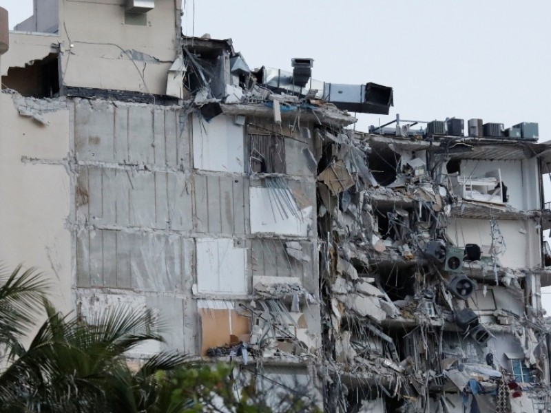 Van 96 muertos por derrumbe de edificio en Miami