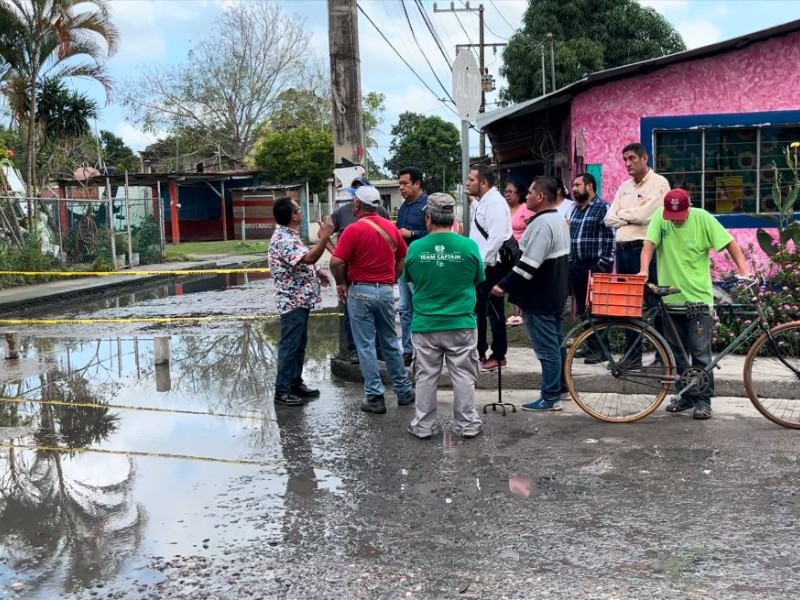 Vecinos de la Pavón acordonan calle ante fuga de agua