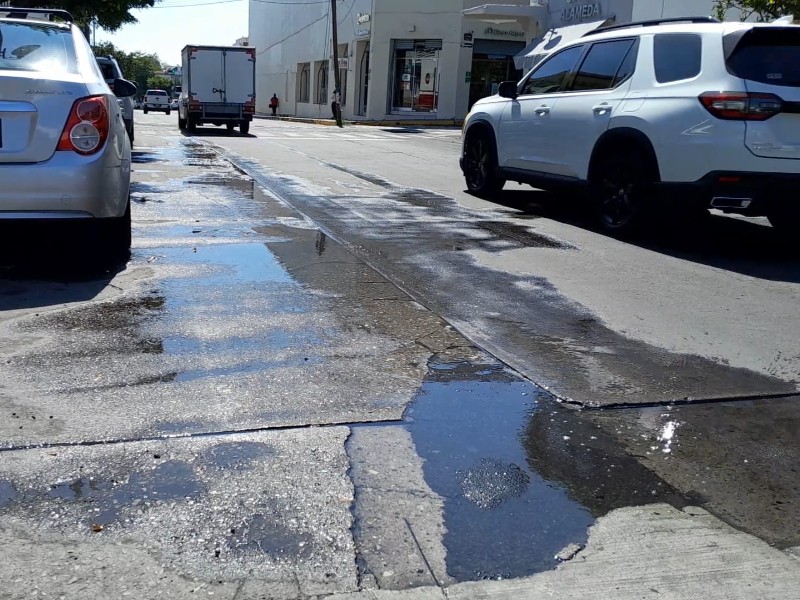 Vecinos demandan reparar fuga en calle Nigromante, en el centro