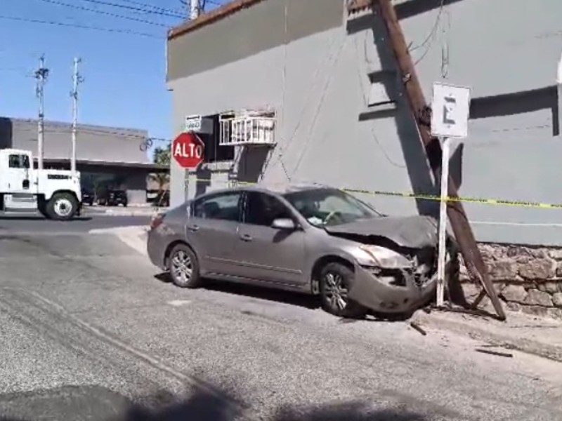 Vehículo choca con poste de Telmex y lo derriba