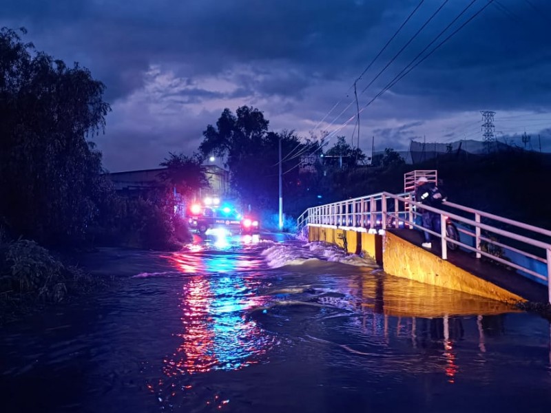 Vehículo fue arrastrado por la corriente en Tabachines