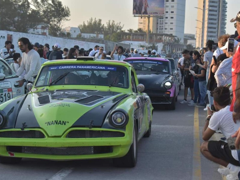 Despiden en Veracruz a pilotos de la Carrera Panamericana