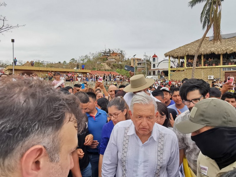 Visita López obrador comunidades afectadas por Agatha en Oaxaca