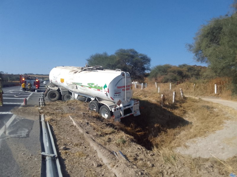 Autotanque se volcó provocando fuga de combustible