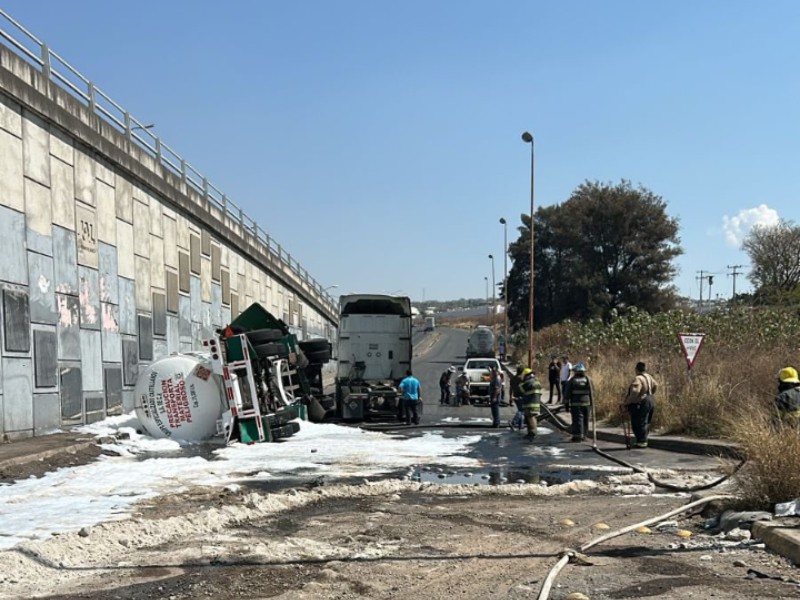 Volcadura de pipa derrama 31 mil 500 litros de combustible