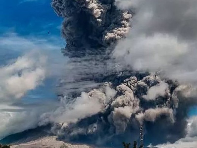 Volcán Sinabung en Indonesia entra en erupción