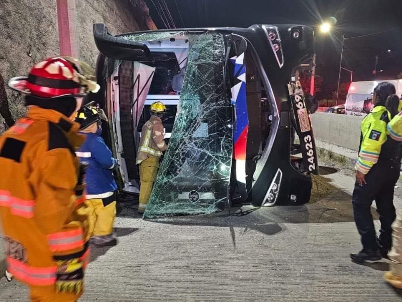 Volcadura de autobús deja 30 lesionados en Puebla