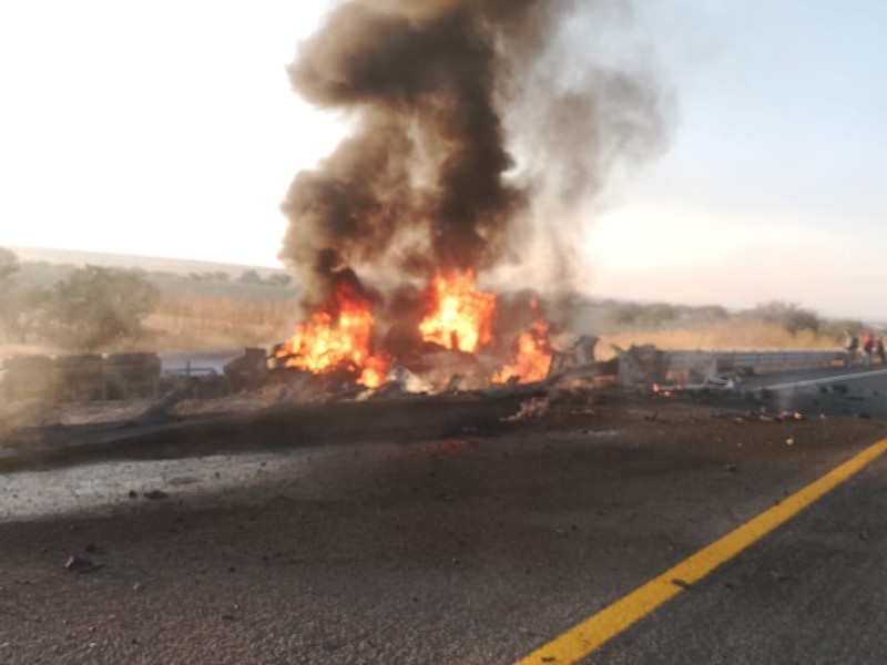 Vuelca e incendia tráiler en autopista a Los Altos