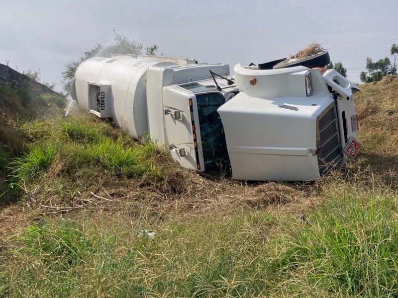 Vuelca pipa con combustible en la carretera a Colima