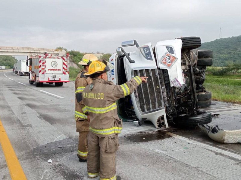 Vuelca tráiler que transportaba combustible en el Macrolibramiento