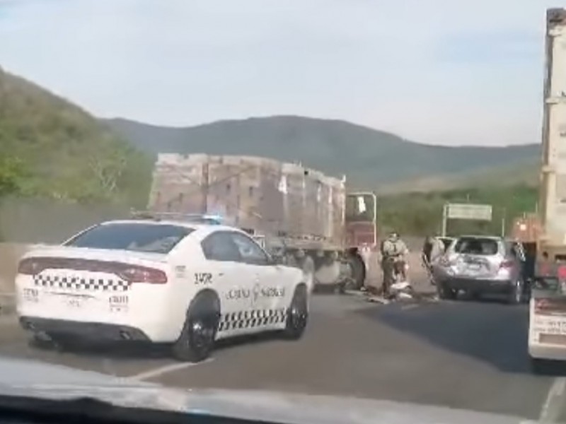 Vuelca tráiler sobre autopista Colima-Tecomán